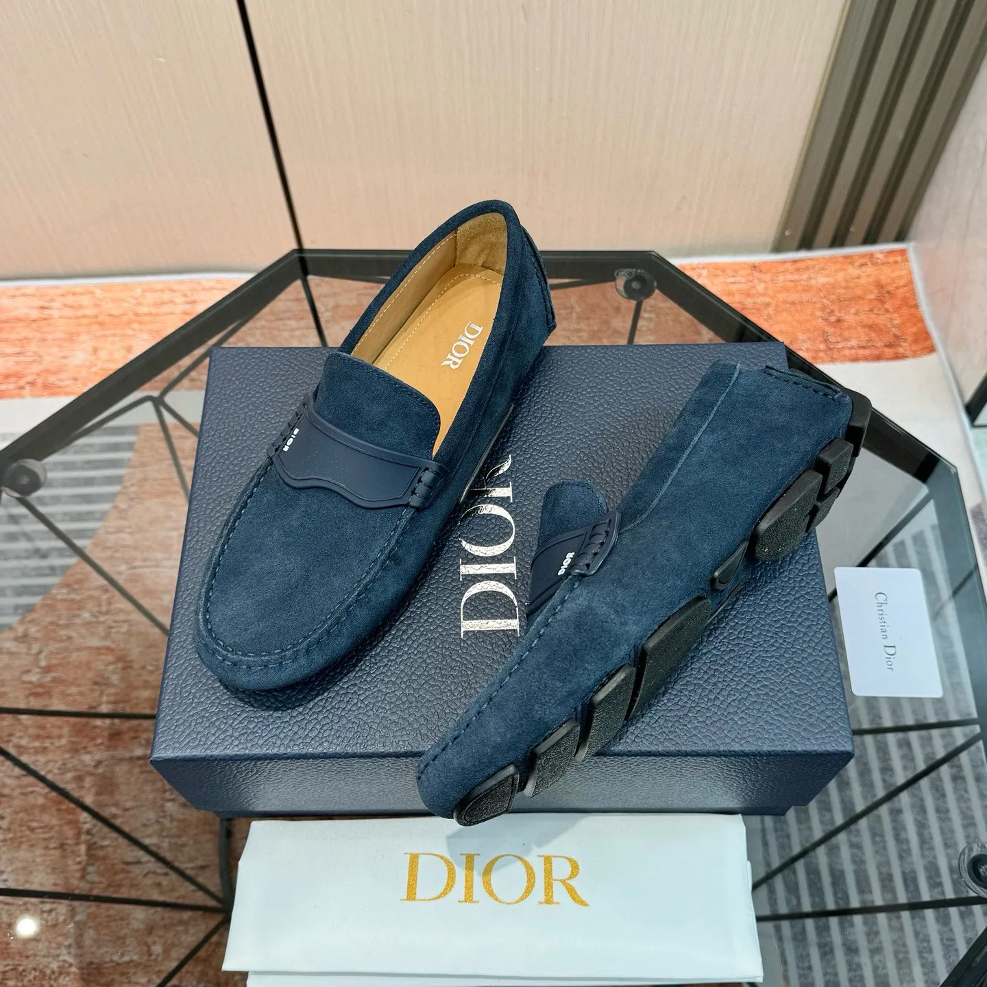 Men's shoes: 580💰 (Niu Li) (Dior Doudou shoes) Exclusive new model Official website new model The upper is made of high-quality imported calf, the color is delicate, and the luxurious texture flows. Tailor-made for exquisite men, creating a noble aura. Delicate and smooth lines. Cowhide lining. Size: 38-44, 45 customized. Outdoor driving shoes for experienced drivers🚗